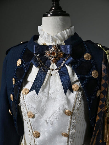 Rote Brosche Schwarze dunkelblaue Fliege