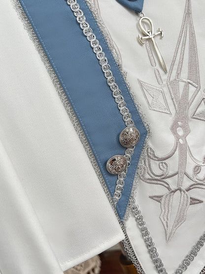 Weißes und blaues Militär-Lolita-Outfit, langärmliges Oberteil, hoch taillierter Rock