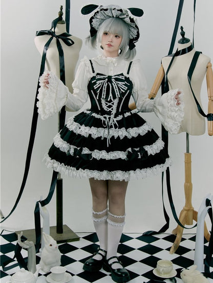 Weiße Lolita-Bluse mit Rüschenausschnitt, gestuftem Spitzenbesatz und Glockenärmeln