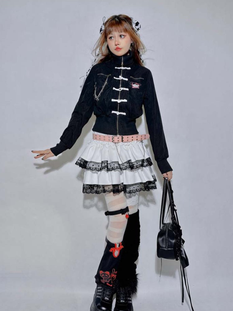 Schwarzes Kitten-Top mit hohem Halsausschnitt und Ketten- und Nadeldetail