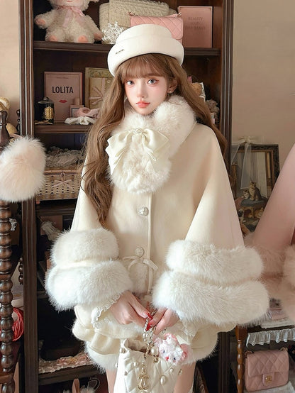 Umhang aus Kunstfleece, weiß, mit pelzbesetzten Schleifenakzenten, cremefarben