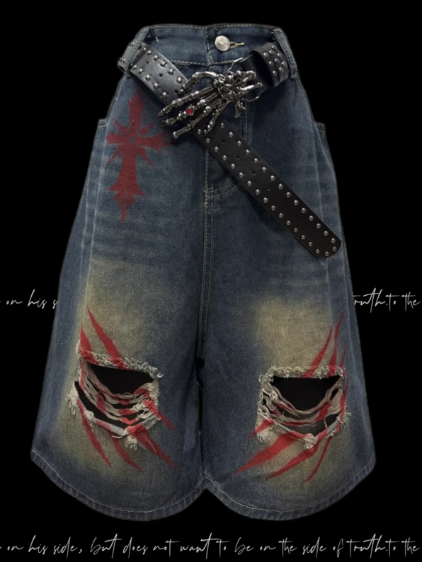 Blaue Denim-Shorts mit weitem Bein und verblassten Löchern im Scratch-Waschung-Look