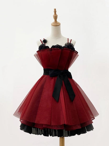 黒のドレス、ネックラインのパーティージャンパー、誕生日ストラップ、花柄の赤とロリータスカート、スパゲッティ
