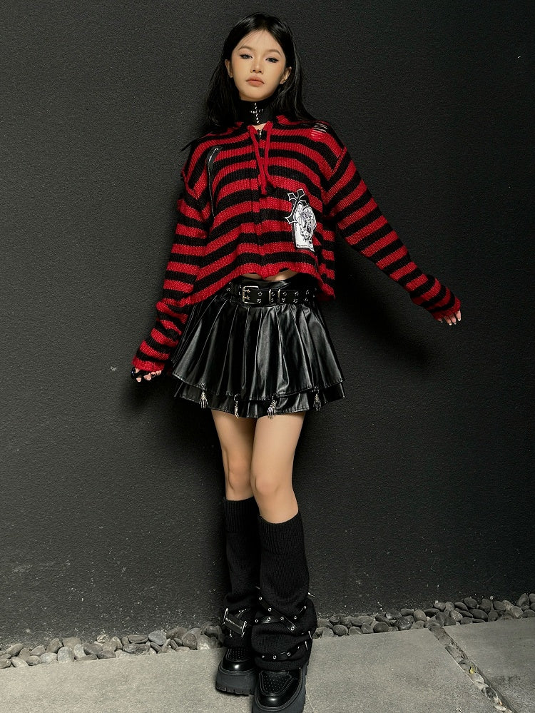 パンクなブラックジッパーとクロスストラップ、スタッズがあしらわれたニットレッグウォーマー