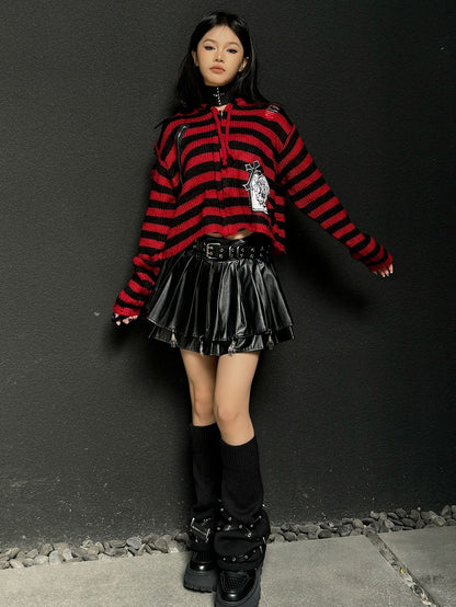 パンクなブラックジッパーとクロスストラップ、スタッズがあしらわれたニットレッグウォーマー