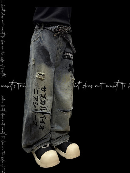 アップリケとブルーのカットディテール、クロス、ダメージ加工の穴、レタードのワイドレッグジーンズ