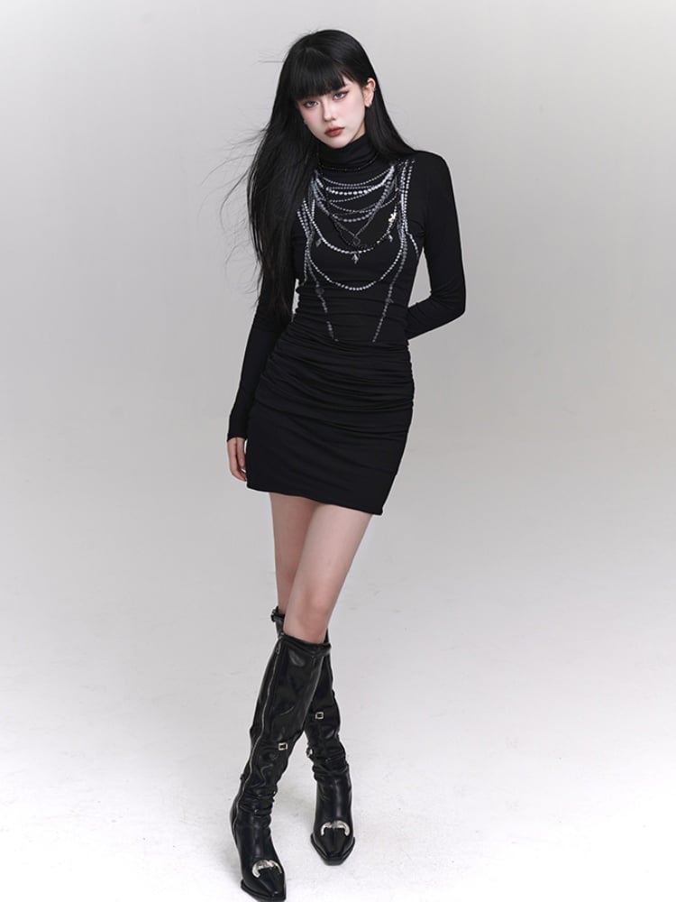 Robe noire ajustée à col haut et chaîne perlée