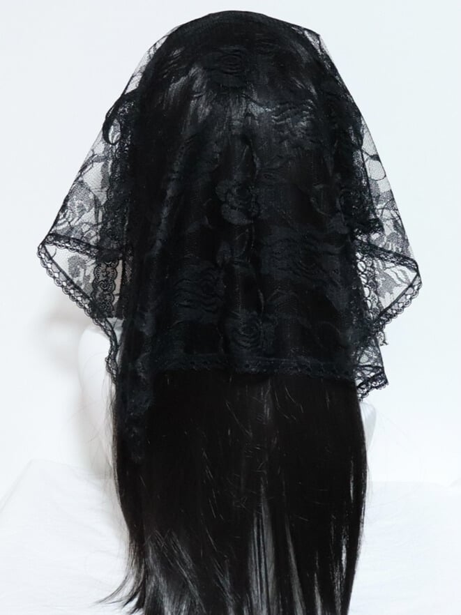 クロスベールヘアバンドとブラック/ホワイトレースの花柄チャームディテールの蝶結び