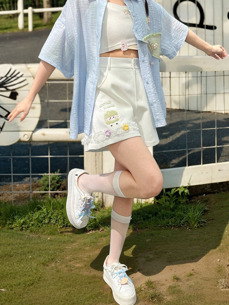 花柄レーストリムのホワイトショートパンツ、ラム刺繍のアクセント