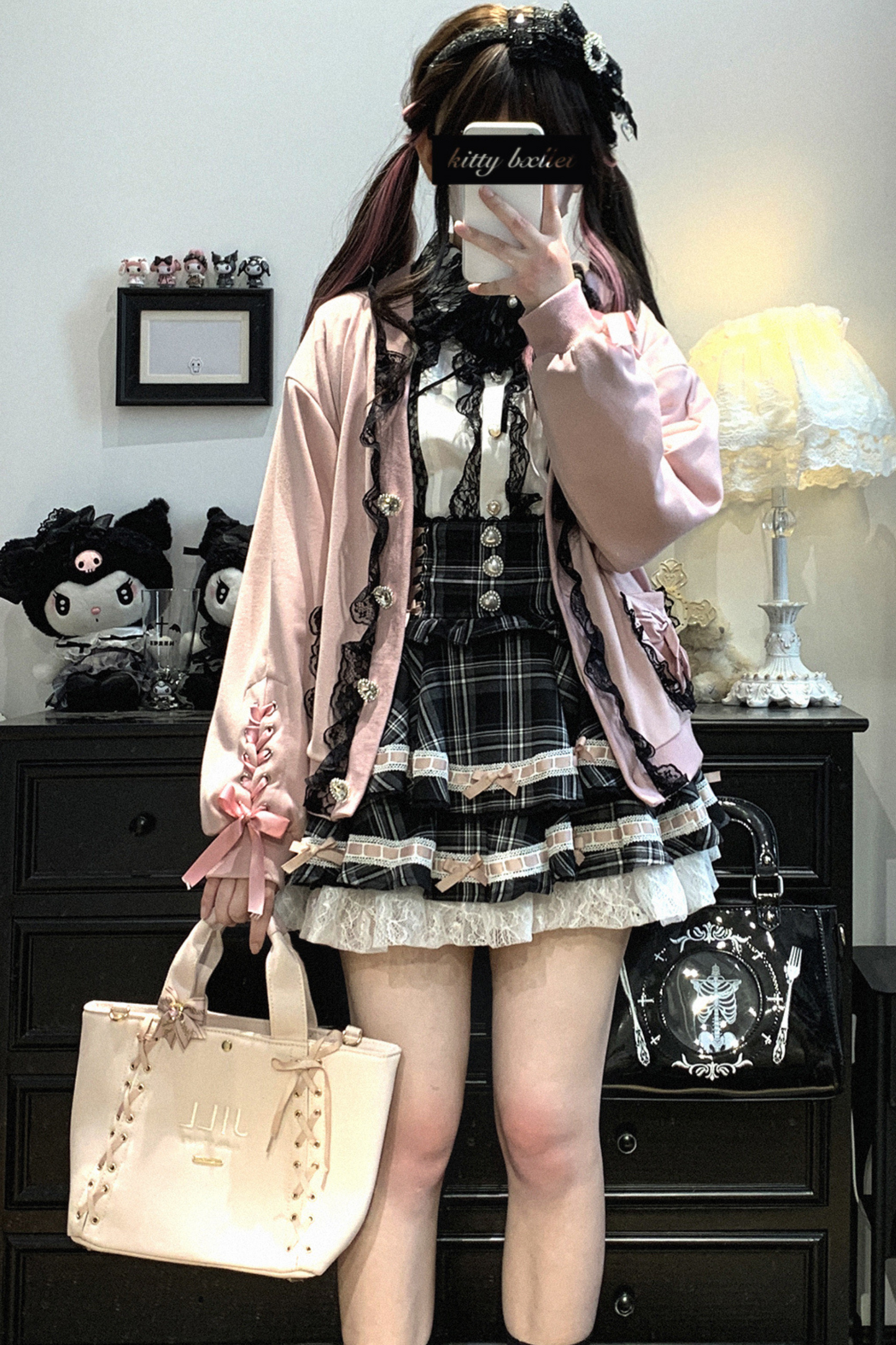 Strickjacke mit Spitzenschleife und losem Band