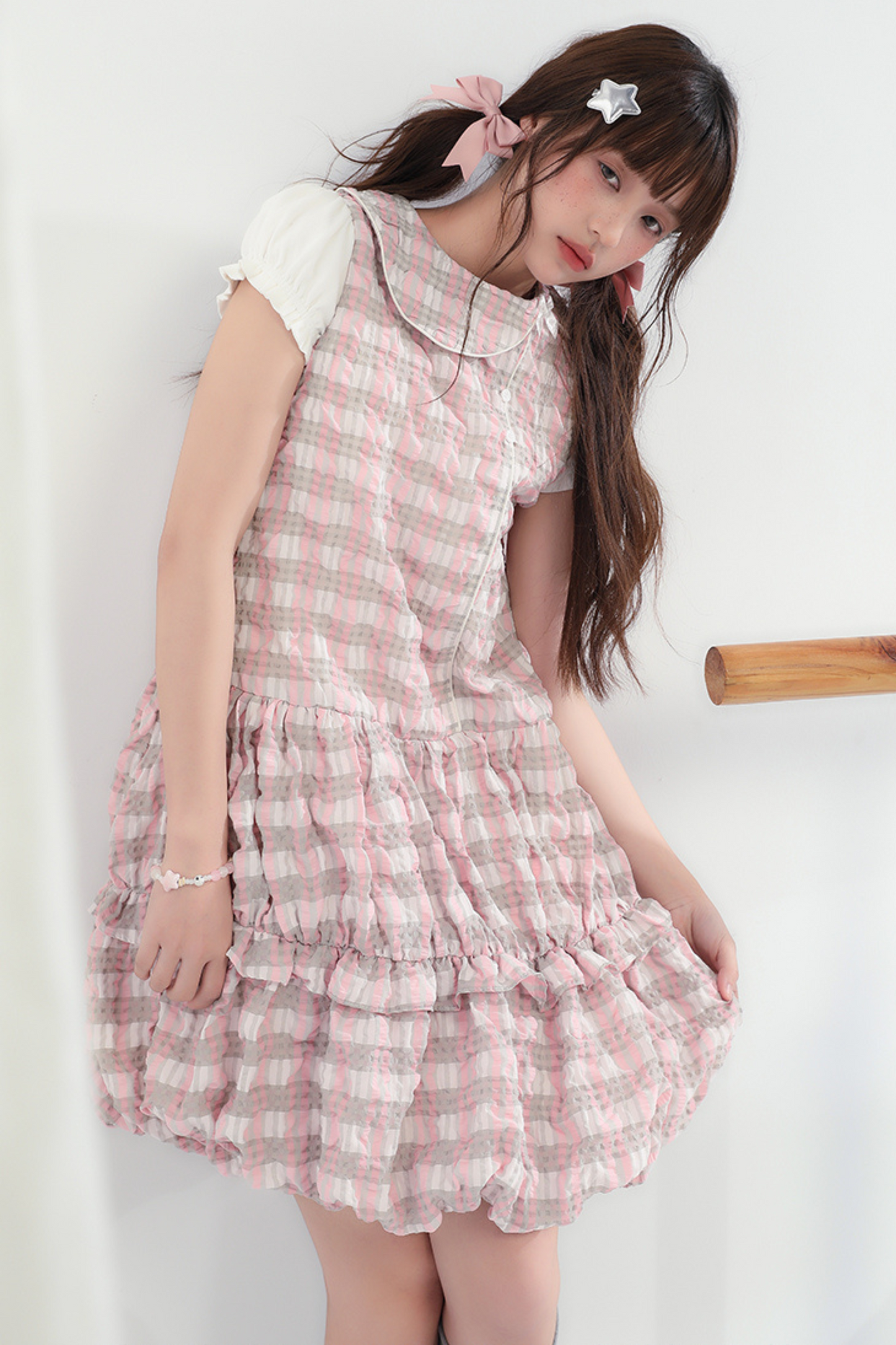 Süßes Kleid mit Rüschen und farbigen Ärmeln