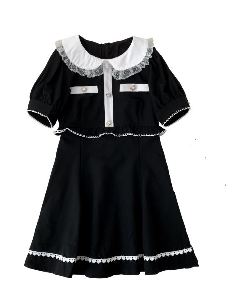 Spitzenkleid mit Puppenkragen und Liebesmotiv