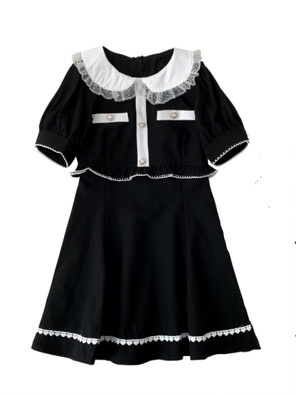 Spitzenkleid mit Puppenkragen und Liebesmotiv