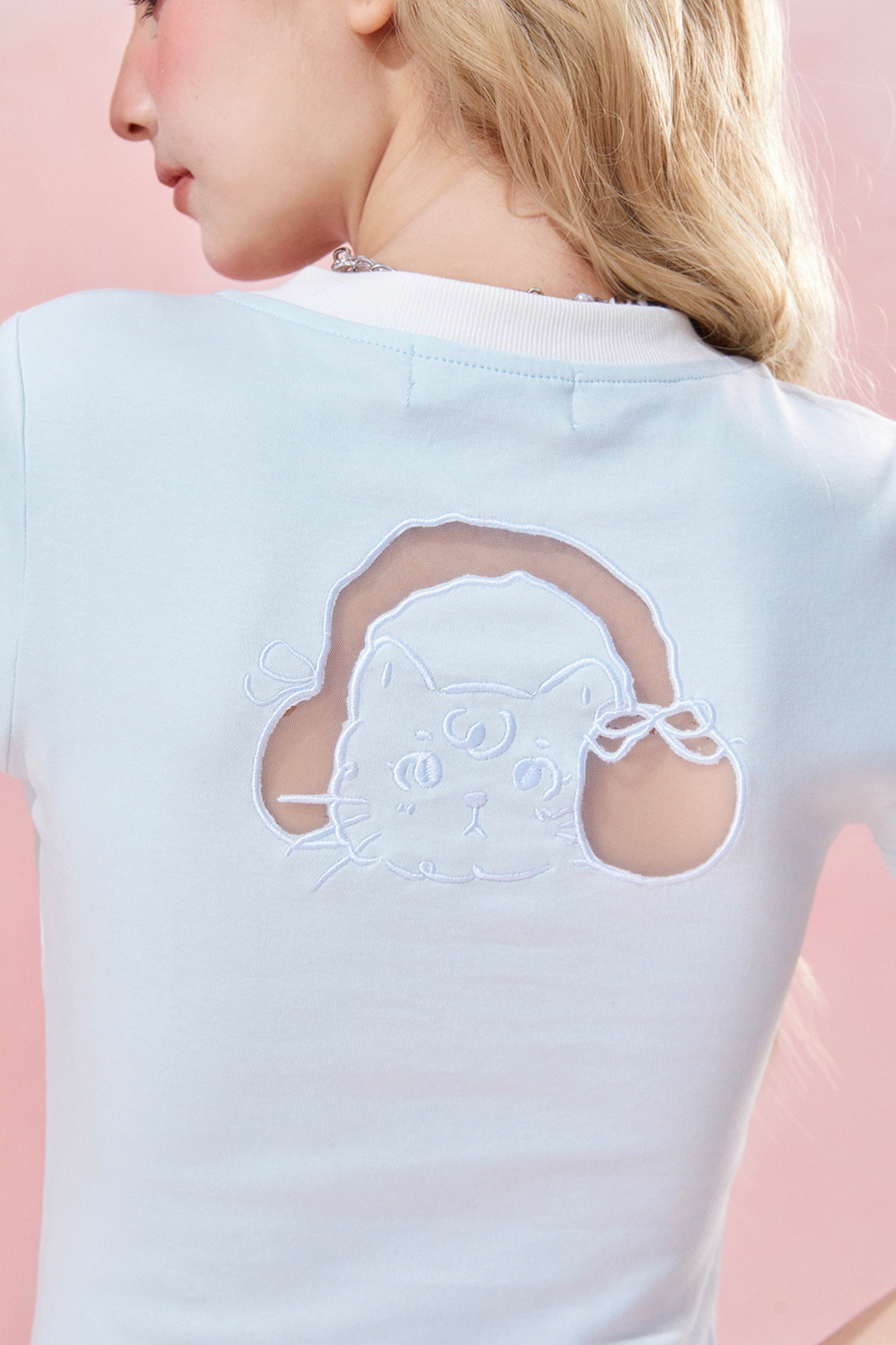 タイトショートのヘッドフォンデザイントップ