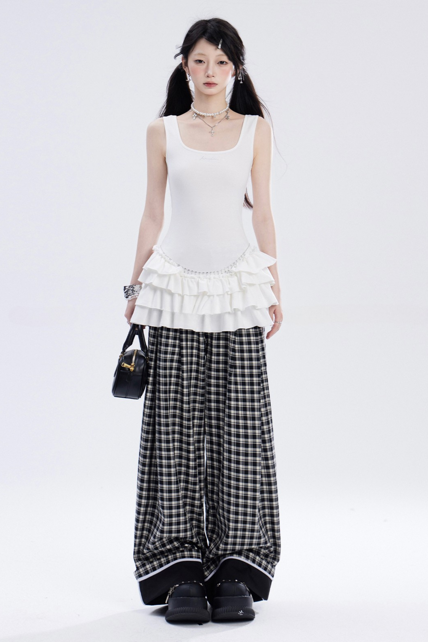 レッグチェックとブラックパンツ ホワイトワイド