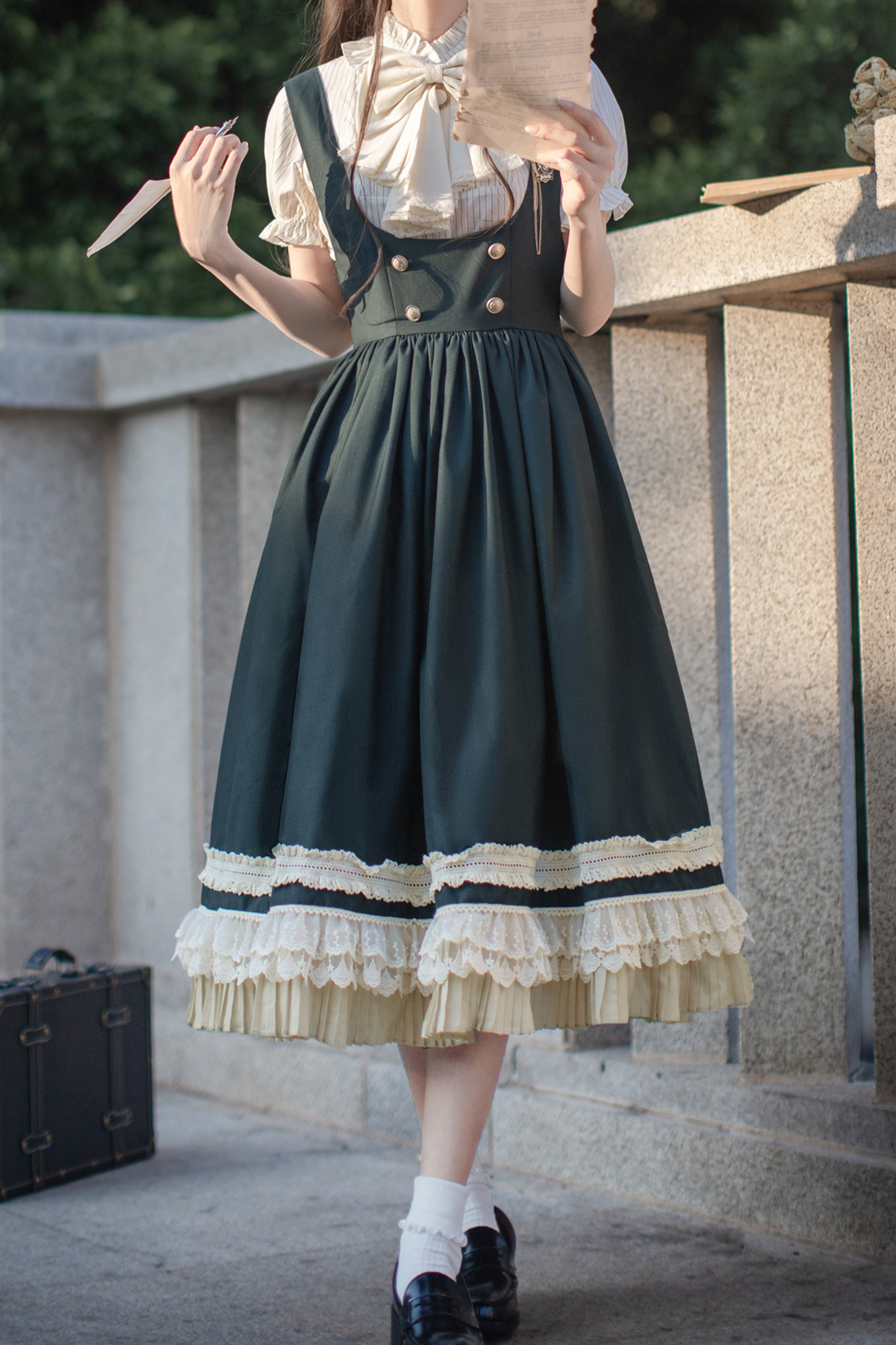 スカートベスト、ビッグシャツ、カレッジブローチ、ウエスタンリボン、パフスリーブ