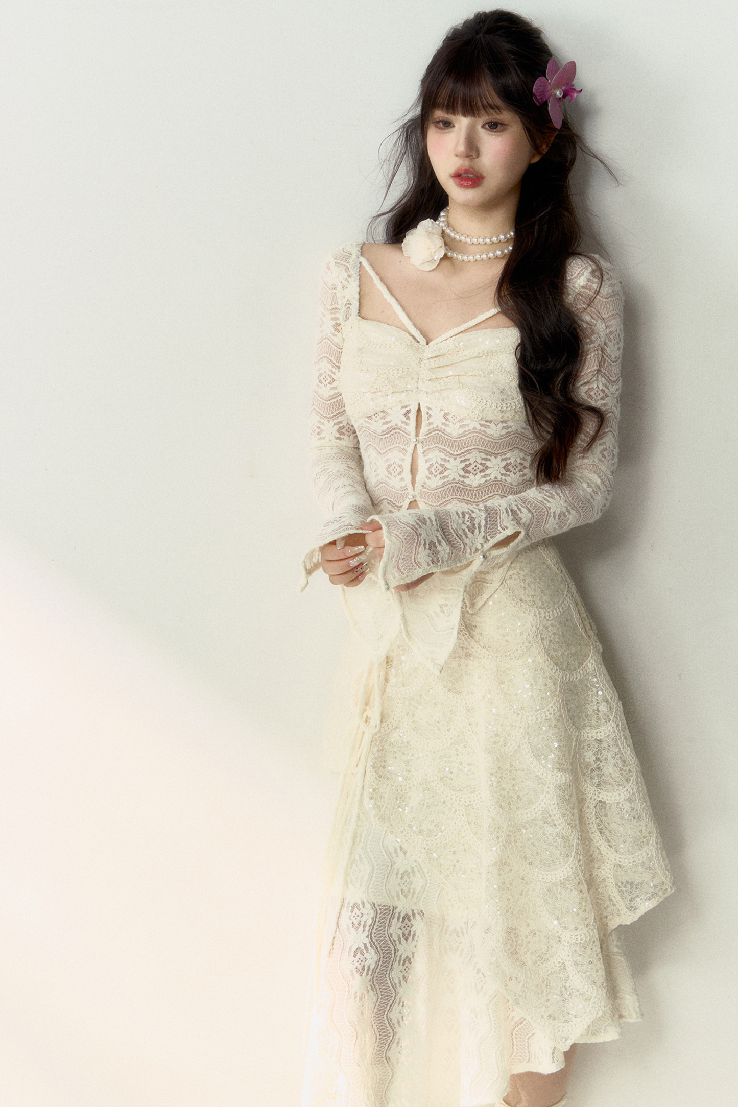 光沢のあるシアートップス＋フレンチアシンメトリースカートレース