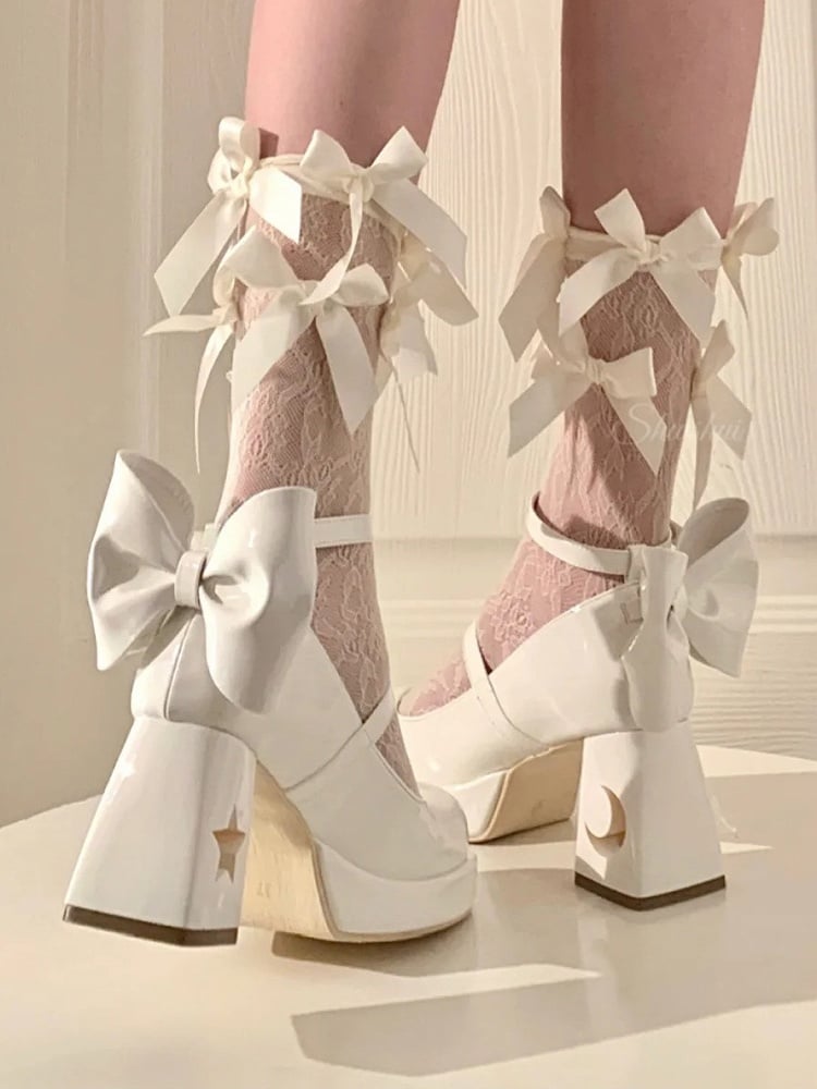 mit Astral-Plateaus, Schleifenausschnitten auf der Rückseite, Y2K-Block- und Celestial-Heels in Weiß