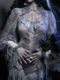 Corpse Bride – Chiffon-Hemd mit Rüschen und hohem Kragen in staubblauer Batikoptik