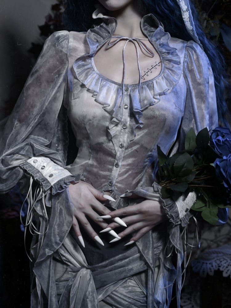 Corpse Bride – Chiffon-Hemd mit Rüschen und hohem Kragen in staubblauer Batikoptik