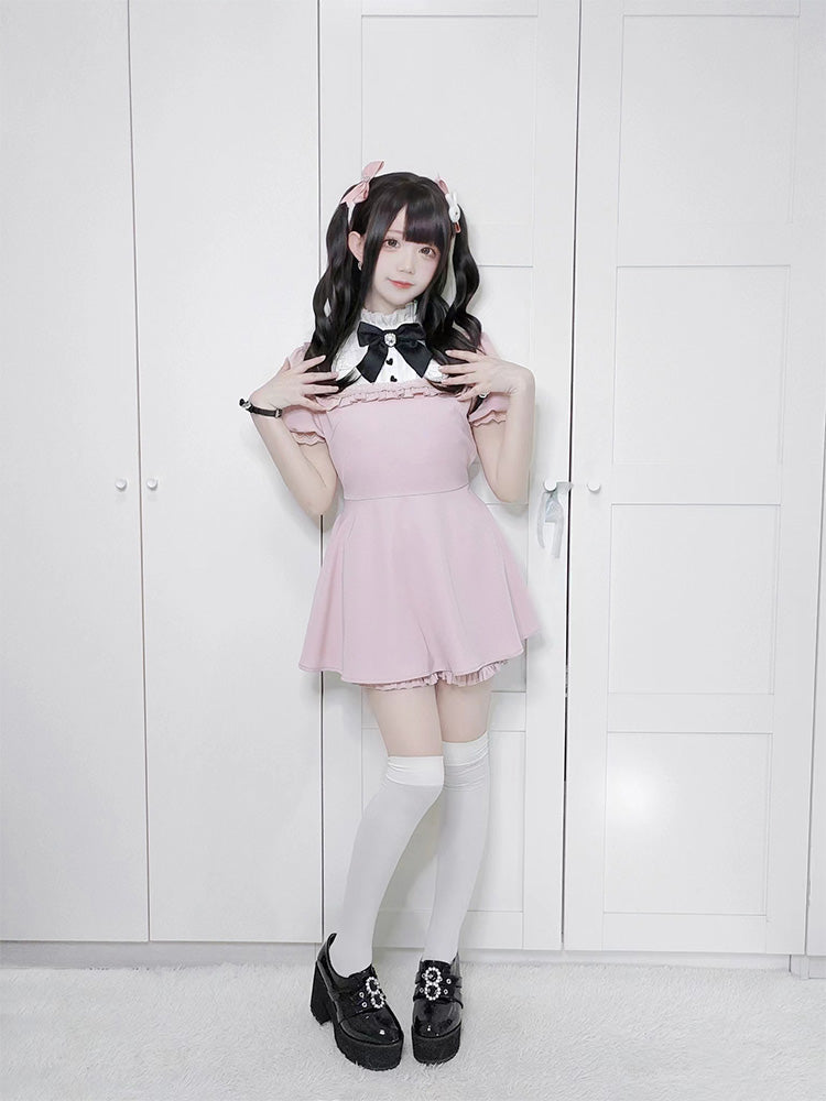 Rosa Kleid mit Rüschenausschnitt, Spitzenmanschetten und Shorts mit Rüschenbesatz