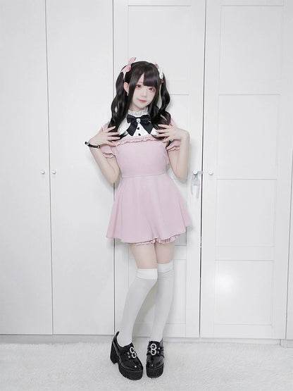 Rosa Kleid mit Rüschenausschnitt, Spitzenmanschetten und Shorts mit Rüschenbesatz