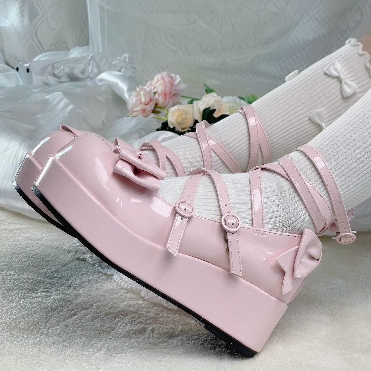 Rosa Lolita-Schuhe mit runder Zehenpartie und Schnallenriemen