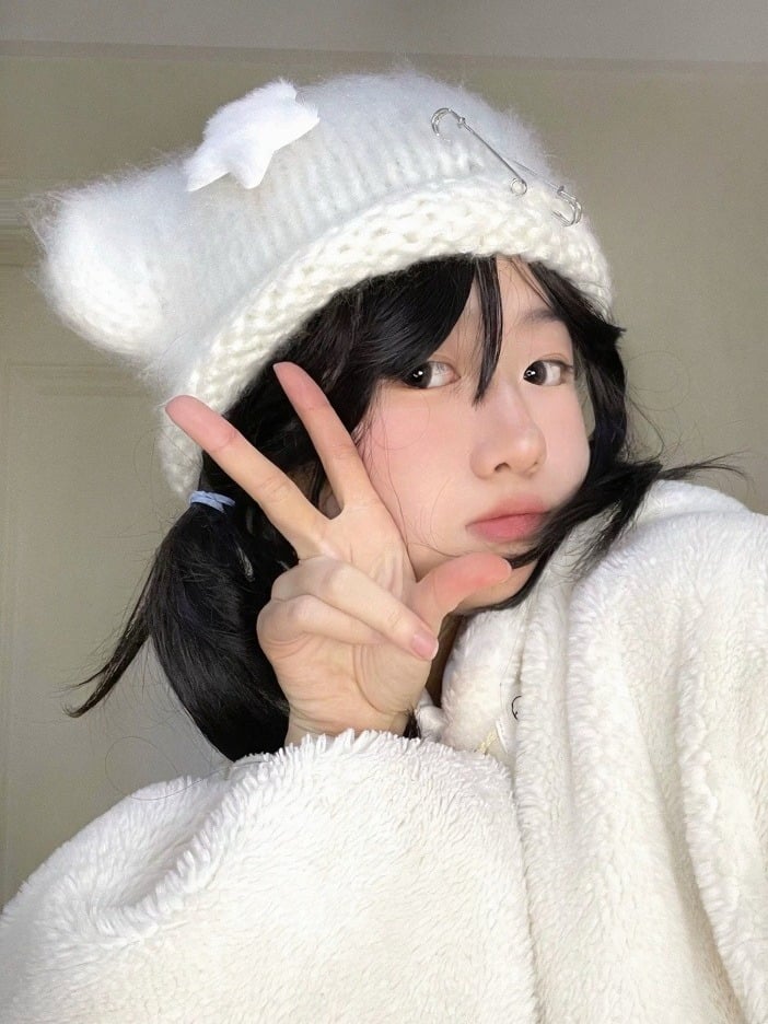 White Plush Knit Hat with Star Decoration - IVONA boutique