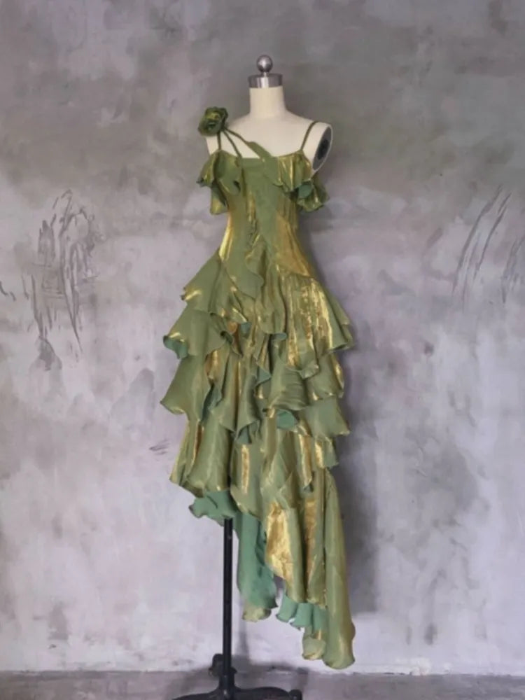 Grünes asymmetrisches Ballkleid mit mehrlagigem Volant und Spaghettiträgern