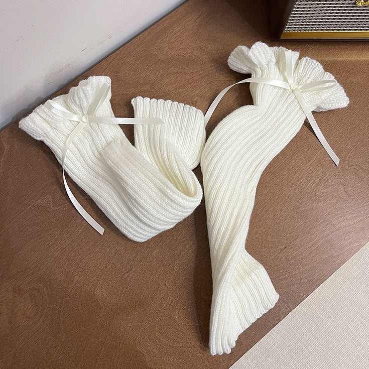Weiße, süße Strick-Beinwärmer mit Schleife