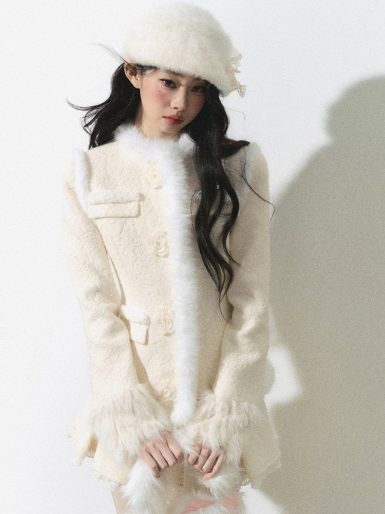 Apricotfarbene Jacquard-Wolljacke mit Blumenknopf und Plüschbesatz