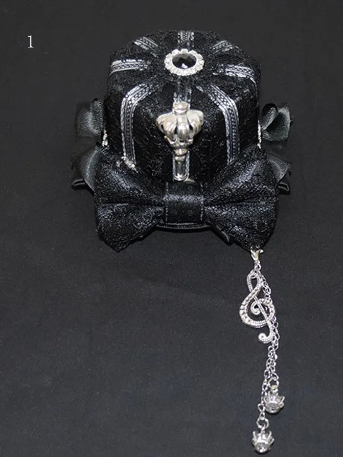 チャームクラウンチェーン付きブラックミニシルバーハットノートとミュージカル