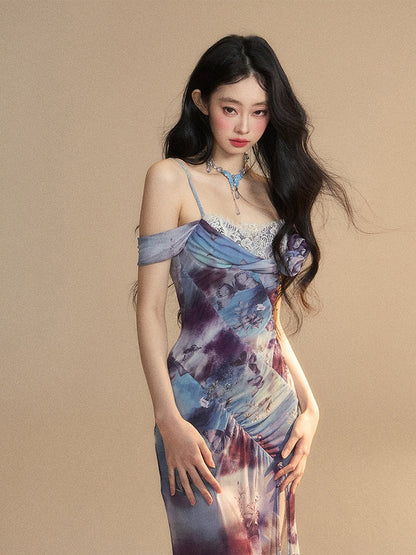 Blaues, schmal geschnittenes Camisole-Kleid mit Ölgemälde und Schmetterlingsdruck und hohem Schlitz