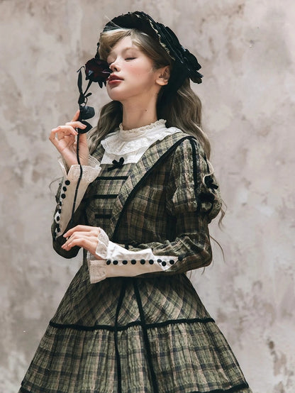 mit Ärmeln, elegantes, klassisches kariertes Kleid und schwarzem, langem Ausschnitt, grüne Paspelspitze, Lolita