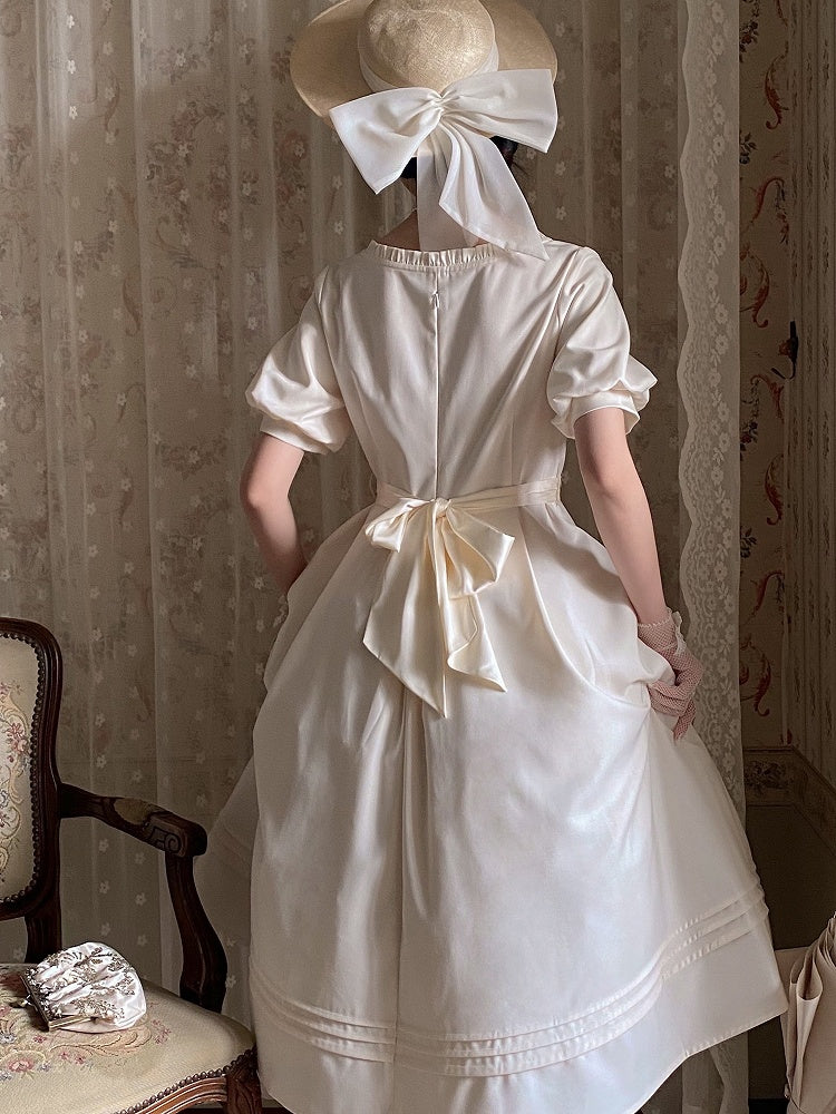 Elegantes Kleid mit Ausschnitt und quadratischem Vintage-Apricot mit kurzen Puffärmeln