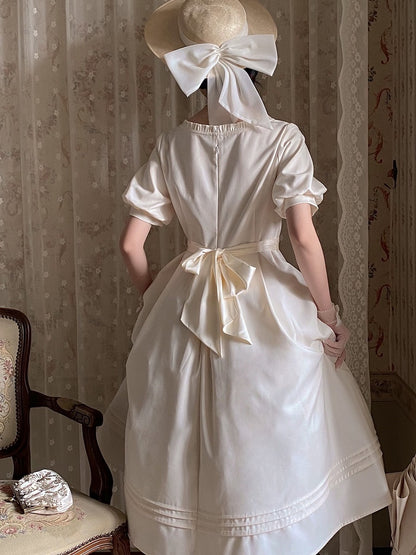 Elegantes Kleid mit Ausschnitt und quadratischem Vintage-Apricot mit kurzen Puffärmeln