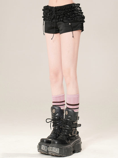 Glamorous – Shorts mit Rüschenbesatz, Schwarz/Rot, Bittersüß