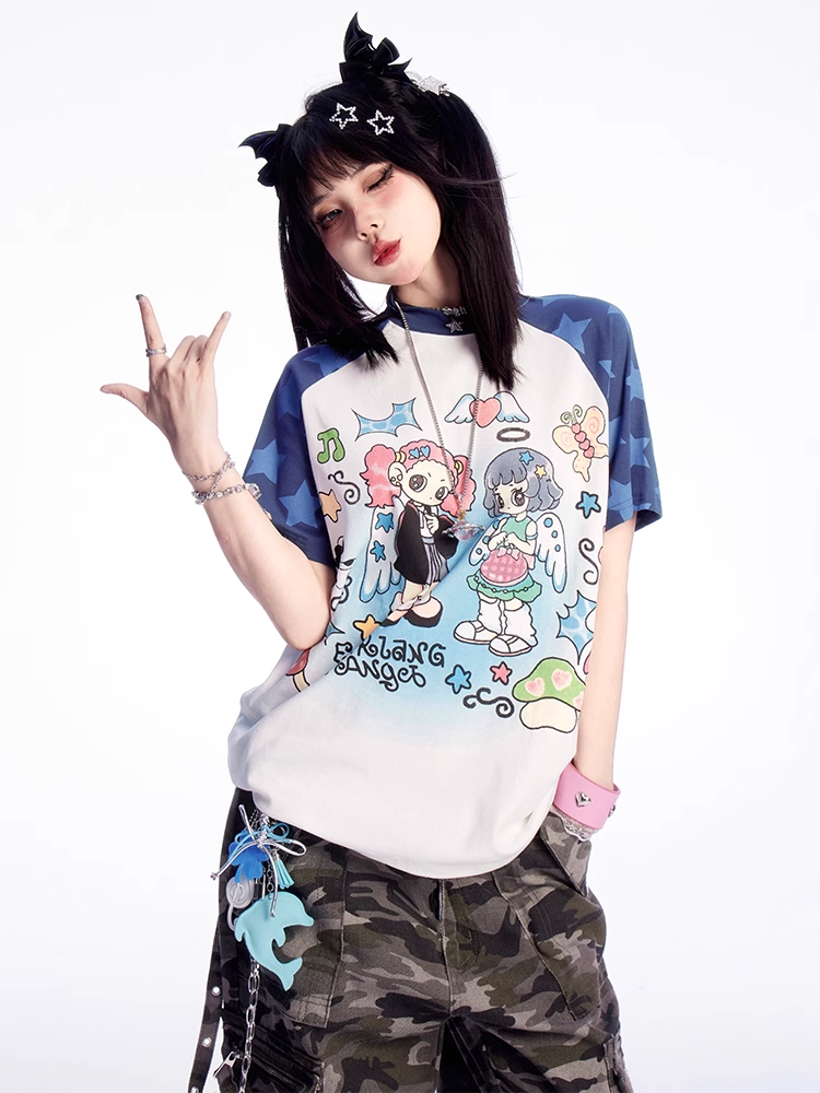 Blau-weißes T-Shirt mit Farbblock-Design und Cartoon-Mädchen-Print im Y2K-Stil