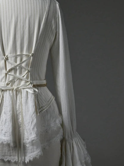 Weißer Jabot, lange Manschetten, Rüschenausschnitt, Cadcading-Ärmel