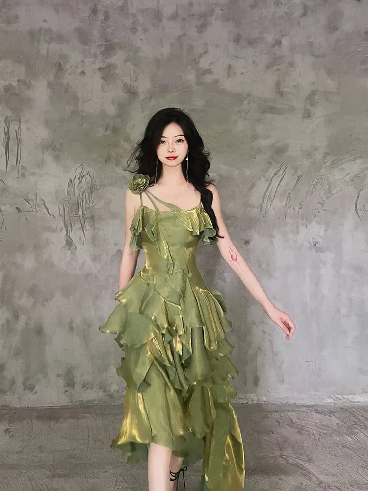 Grünes asymmetrisches Ballkleid mit mehrlagigem Volant und Spaghettiträgern