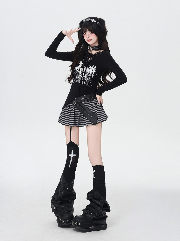 スパイダーウェブプリントのレースアップネックライン、アシンメトリーヘムのブラックトップス