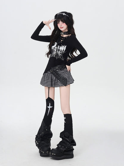 スパイダーウェブプリントのレースアップネックライン、アシンメトリーヘムのブラックトップス