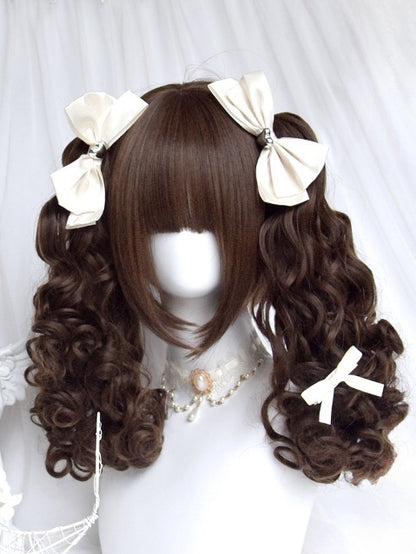 Dunkelbraune Perücke im Bob-Schnitt mit Pony und doppelten, lockigen Pferdeschwanzklammern