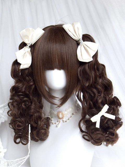 Dunkelbraune Perücke im Bob-Schnitt mit Pony und doppelten, lockigen Pferdeschwanzklammern