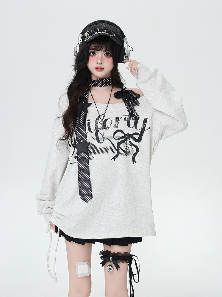 Loses, helles Sweatshirt mit asymmetrischem Ausschnitt und Buchstabendruck in Grau