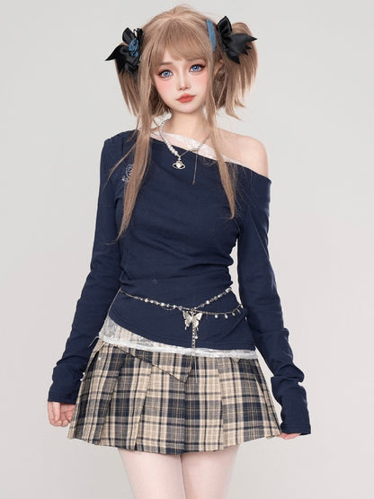 Marineblaues Top mit asymmetrischem Ausschnitt und Spitzenakzenten