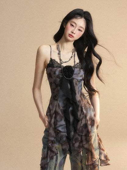 Schwarzes, asymmetrisches Camisole-Top mit Volantsaum und Blumenverzierung