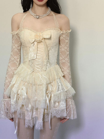 Aprikosenfarbenes Neckholderkleid aus Spitze mit Blumenschleife und Schnürdetail