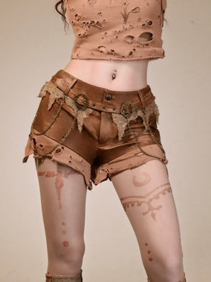 ウエストブラウンのダメージ加工ローウェイストランドパンクショーツ（チェーンアクセント付き）