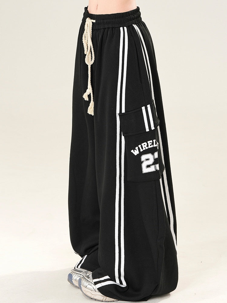 数字をあしらったブラックワイドレッグパンツ、ポケット付きレターカーゴカットプリント、ほろ苦い